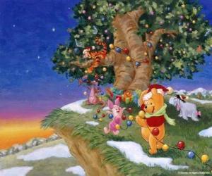 Puzzle de Winnie The Pooh y sus amigos adornando un árbol para la Navidad