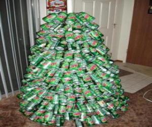 Puzzle de Árbol navideño hecho con latas de refrescos