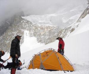 Puzzle de Aventureros montando la tienda de campaña