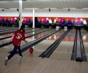 Puzzle de Bolos o bowling - Jugadora lanzando la bola hacia los bolos