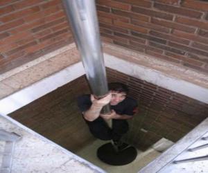 Puzzle de Bombero bajano por la barra en la caserna