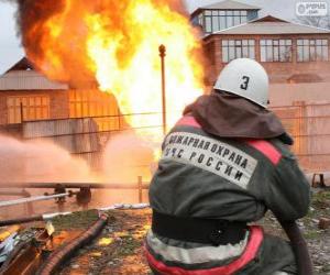 Puzzle de Bombero lanzando agua con la manguera