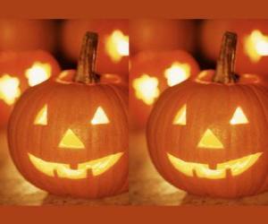 Puzzle de calabazas de Halloween con una cara tallada y con una vela encendida en su interior o Jack-o'-lantern