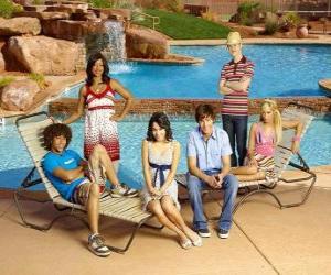 Puzzle de Chad (Corbin Bleu), Taylor (Monique Coleman), Gabriella Montez (Vanessa Hudgens), Troy Bolton (Zac Efron), Ryan Evans (Lucas Grabeel), Sharpay Evans (Ashley Tisdale) al lado de la piscina