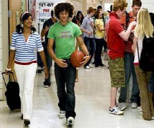 Puzzle de Chad (Corbin Bleu) y Taylor (Monique Coleman) en el pasillo del instituto