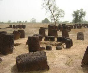 Puzzle de Círculos Megalíticos de Senegambia, comprenden 93 círculos de piedra y numerosos túmulos funerarios. Senegal Y Gambia.