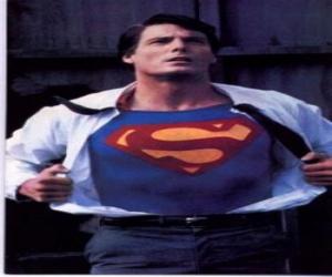 Puzzle de Clark Kent transformándose en Superman con su uniforme rojo y azul para luchar por la justicia