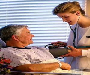 Puzzle de Doctora o médica explorando a un paciente