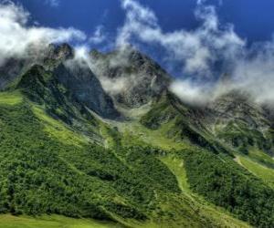 Puzzle de El Col des Aravis es un paso de montaña en los Alpes franceses 