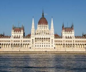 Puzzle de El impresionante edificio del Parlamento Húngaro en la ciudad de Budapest en la orilla del Danubio