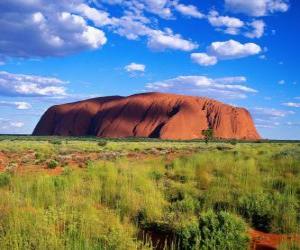 Puzzle de El inmenso monolito de Uluru, Parque Nacional de Uluru-Kata Tjuta, Australia.