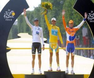 Puzzle de El podio de la 97ª edición del Tour de Francia: Alberto Contador, Andy Schleck y Denis Menchov, con el arco del Triunfo y los Campos Elíseos de fondo