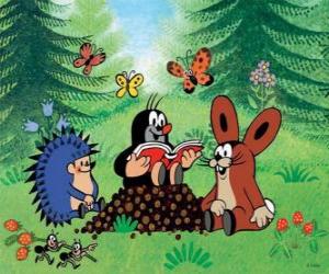 Puzzle de El topo Krtek lee un libro a sus amigos