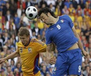 Puzzle de Futbolista saltando para rematar el balón con la cabeza