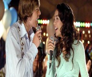 Puzzle de Gabriella Montez (Vanessa Hudgens), Troy Bolton (Zac Efron) cantando en el karaoke