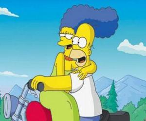 Puzzle de Homer y Marge Simpson en moto