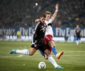 Puzzle de Jugador de futbol en el momento de chutar el balón