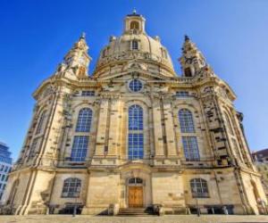 Puzzle de La Iglesia de Nuestra Señora es una iglesia luterana de estilo barroco y un símbolo de la reconciliación, la Frauenkirche de Dresde, Alemania