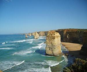 Puzzle de Los Doce Apóstoles, es un agrupamiento de agujas de piedra caliza que sobresalen del mar en la costa del Parque Nacional Port Campbell, en Victoria, Australia.