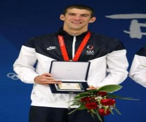 Puzzle de Michael Phelps con un trofeo 