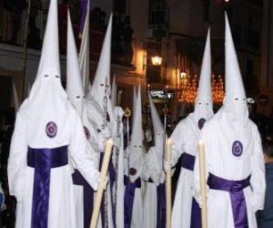 Puzzle de Nazarenos o penitentes durante una procesión de Semana Santa con capirote o cucurucho, túnica y capa