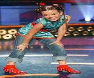 Puzzle de Niña haciendo una postura de modelo