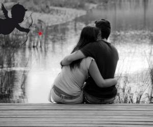 Puzzle de Pareja enamorada mientra cupido les lanza una flecha