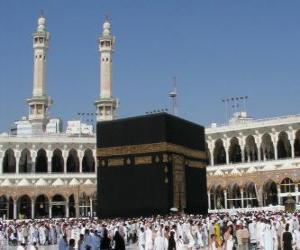 Puzzle de Peregrinos musulmanes caminando alrededor de la Kaaba, edificio en forma de cubo en La Meca, Arabia Saudí