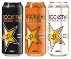 Tres latas de bebida como refrescos con gas o cerveza
