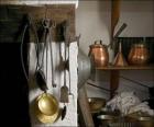 Utensilios variados de cocina colgados