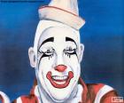 Cara de payaso con la cara pintada totalmente blanca