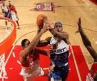 Jugador de baloncesto realizando un mate