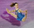 Patinadora en una figura de patinaje artístico sobre hielo