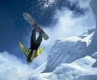 Snowborder en un salto