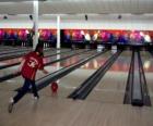 Bolos o bowling - Jugadora lanzando la bola hacia los bolos