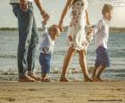 Familia paseando por la playa