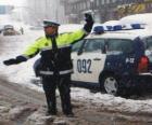 Agente de policía parando el tráfico