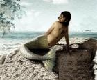 Sirena sentada en una roca al lado del mar