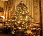 Árbol de Navidad adornado con estrellas, bolas de colores y bastoncitos de caramelo
