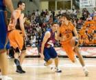 Jugando un partido de baloncesto