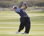 Tiger Woods ejecutando un swing