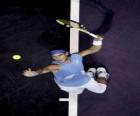 Rafa Nadal preparandose para golpear un saque
