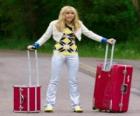 Miley Stewart / Hannah Montana (Miley Cyrus) con sus maletas en Tennessee