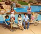 Chad (Corbin Bleu), Taylor (Monique Coleman), Gabriella Montez (Vanessa Hudgens), Troy Bolton (Zac Efron), Ryan Evans (Lucas Grabeel), Sharpay Evans (Ashley Tisdale) al lado de la piscina