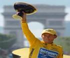 Lance Armstrong con un trofeo 