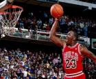 Michael jordan realizando un mate