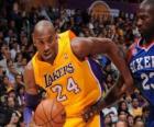 Kobe Bryant jugando un partido de baloncesto