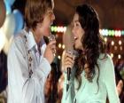 Gabriella Montez (Vanessa Hudgens), Troy Bolton (Zac Efron) cantando en el karaoke
