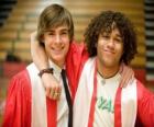 Troy Bolton (Zac Efron) y Chad (Corbin Bleu) el día de la graduación