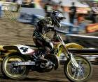 Moto de motocross con piloto